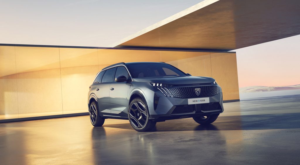 PEUGEOT, 7 KOLTUKLU SUV’U YENİ E-5008’İ TANITTI!